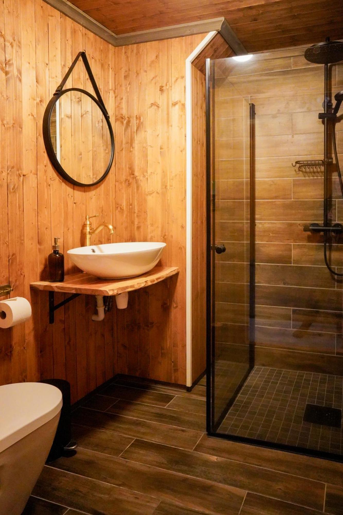 Heimbrygga Restaurant & Accommodation Skrova Екстер'єр фото